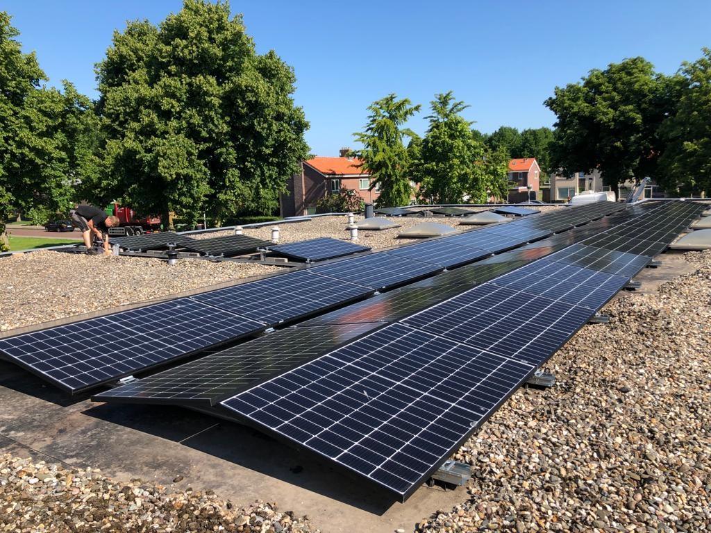 Zonnepanelen op plat dak door Zonion