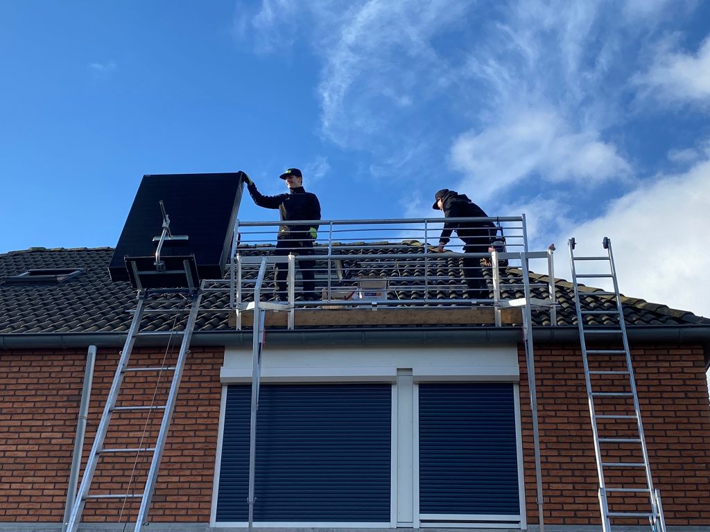 Zonion installeert zonnepanelen op dak.